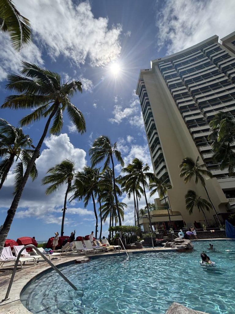 シェラトンワイキキの外観とプール